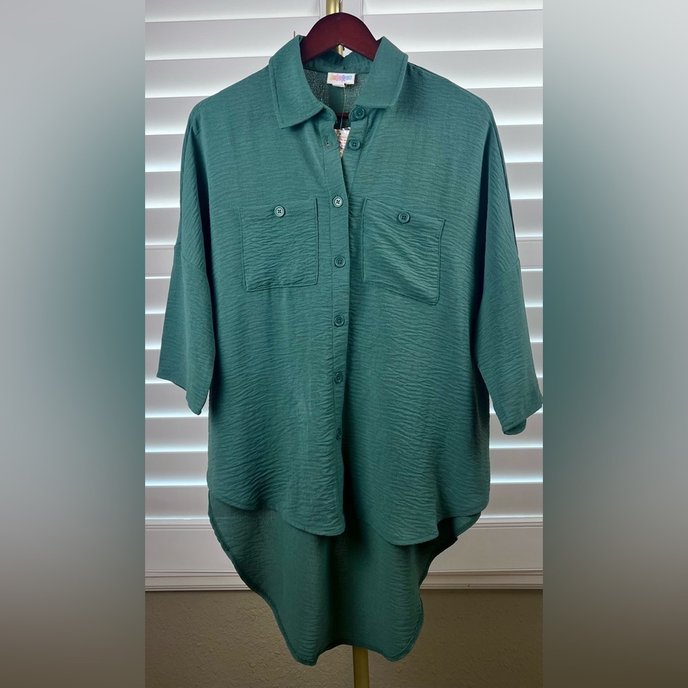 NWT~ LulaRoe Seersucker High/Low Blouse Sz. Med - Picture 2 of 6